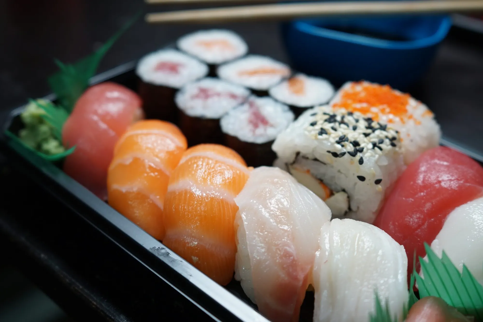 Frisch angerichtete Nigiri und Maki auf einer schwarzen Platte