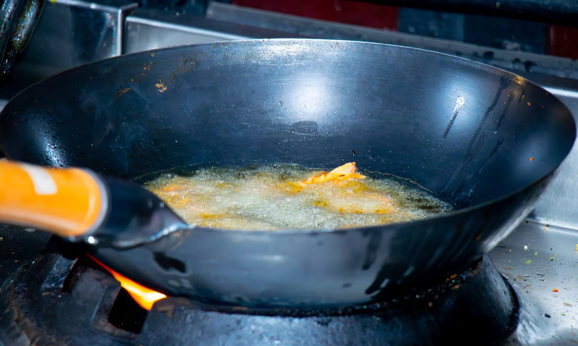 Wok über offener Flamme